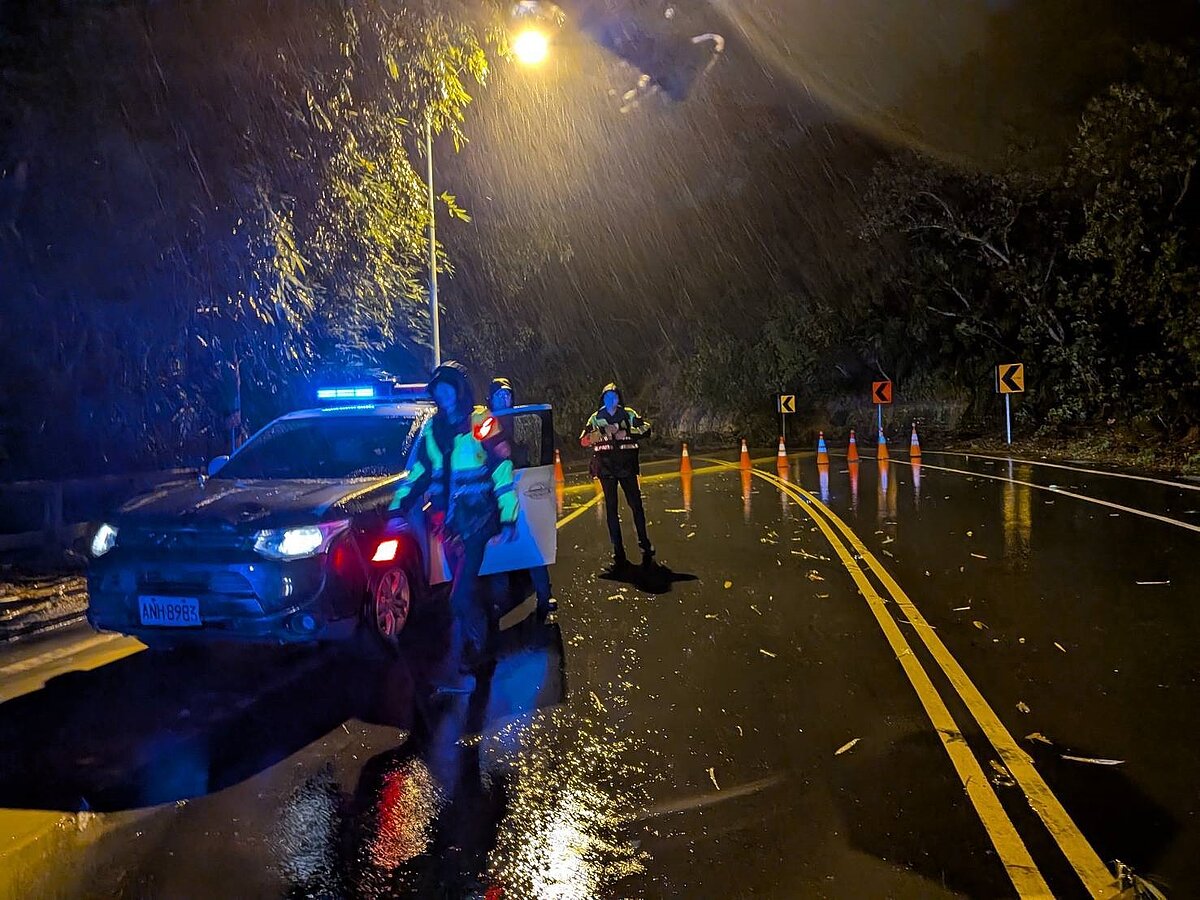 彰化地區連夜暴雨狂下,彰化市縣道139線環山路669號前,31日零時因路樹倒落,造成道路全線封閉,警方據報拉起警戒管制,由公路局彰化工務段排除中,警方呼籲民眾改道。圖/警方提供