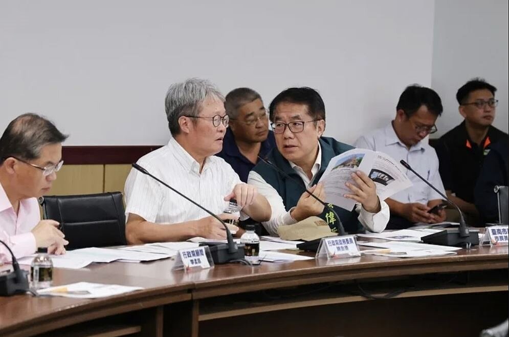 行政院政務委員陳金德(前排中)召集雲嘉南災後復原前進指揮所昨首次開會,台南市長黃偉哲(前排右)提出需要大量專業工班修復房屋的需求。圖/南市府提供