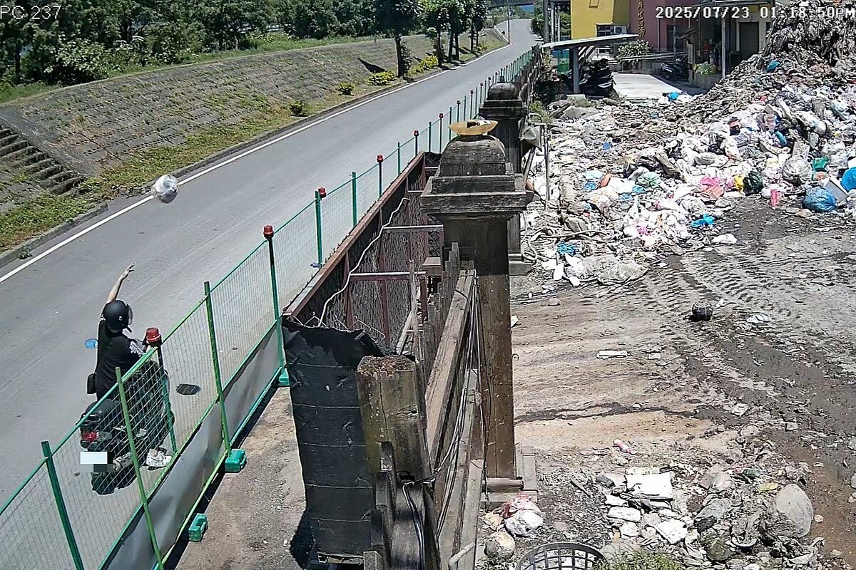 有民眾從南投埔里清潔隊牆外將垃圾丟進場,行為已觸法。圖/埔里清潔隊提供