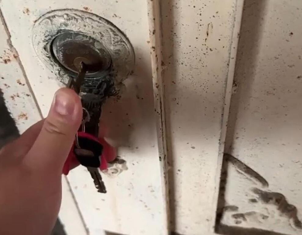 新北市蔡姓女租客本月發現門鎖遭灌三秒膠無法開門，自力救濟裝監視器自保，果真日前發現惡鄰曹女猛敲門騷擾，一怒之下報警提告。記者王長鼎／翻攝
