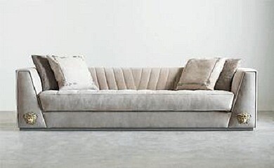 Versace年度新作,以品牌最新的熱門袋款Palazzo為創作靈感,維持一貫典雅。(截取自Versace)