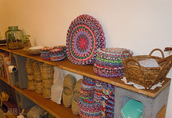 3.農村社會的竹籃、布墊也很有懷舊味。