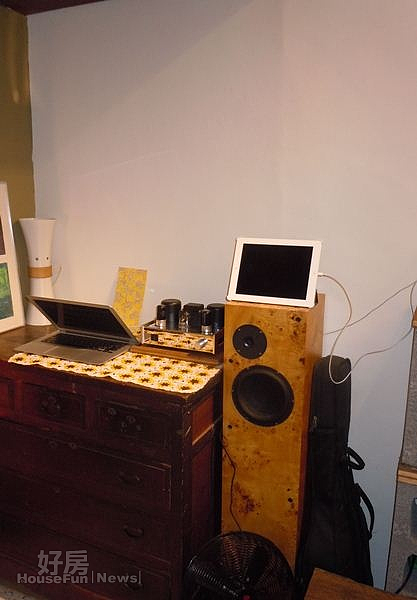 4.老件木櫃上擺個筆電,就成了工作區。