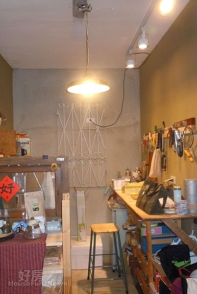 5.簡單隔了小廚房,牆上還掛著老式窗框。