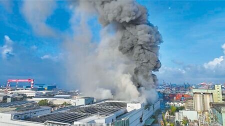 台泥集團旗下的三元能源公司14日發生嚴重火警,造成15人受傷,火勢歷時近27小時才終於撲滅,當地小港里長洪世春號召里民,預計將於7月30日上午至三元能源公司抗議。(本報資料照片)