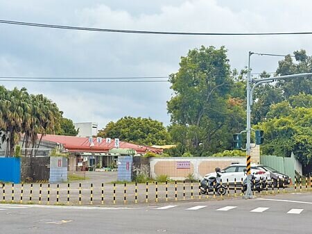 高雄左營海軍舊文具中心周邊空地閒置,在地居民認為可以活用空間,興建活動中心、吸引商店進駐,目前高市府與軍方正在協調中。(紀爰攝)