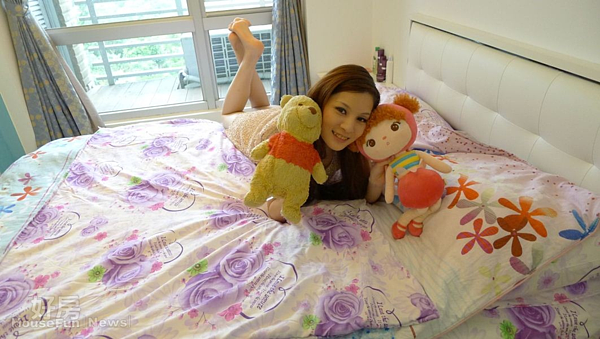 1.吳語潔搬到內湖小套房後,工作邀約不斷。