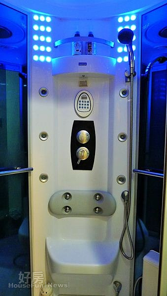 1.吳語潔搬到內湖小套房後,工作邀約不斷。