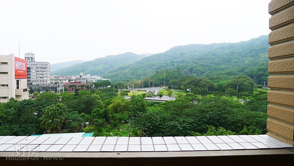 1.吳語潔搬到內湖小套房後,工作邀約不斷。