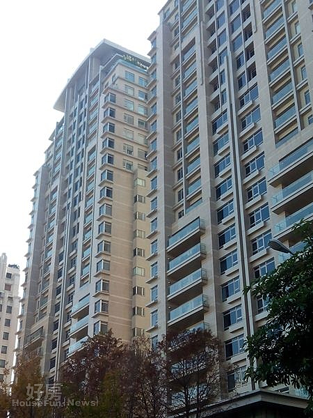 1寶輝「花園廣場」為兩棟雙併格局的大樓。