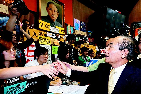 立法院長王金平(圖右)上午進入議場內探視學生,這也是王金平在立院被學生占領後首次進入議場。 記者黃義書、鄭超文/攝影