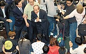 王金平進議場　「孩子們回家吧」