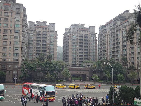 台大城鄉所教授畢恆達在臉書上痛批，位在故宮正對面的豪宅「至善天下」內的開放空間根本不開放，進去不但受到警衛阻撓，就連標示開放空間的告示牌也設在角落。（翻攝自畢恆達臉書）