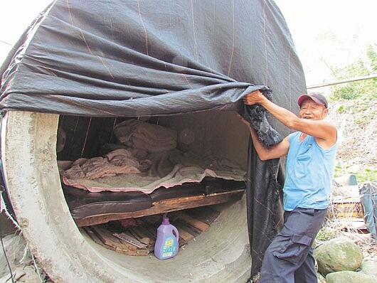 長期免費提供弱勢打工族棲身之所的黃金煉,展示以大涵管布置的簡易「單身宿舍」。(記者紀文禮/攝影)