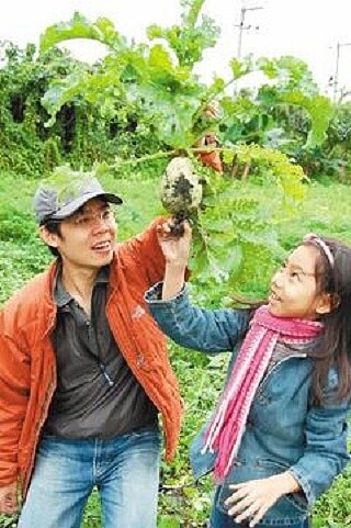 大王菜鋪子創辦人王福裕,透過「新莊園經濟」概念,協助小農建立農村的互助經濟圈(大王菜鋪子提供)