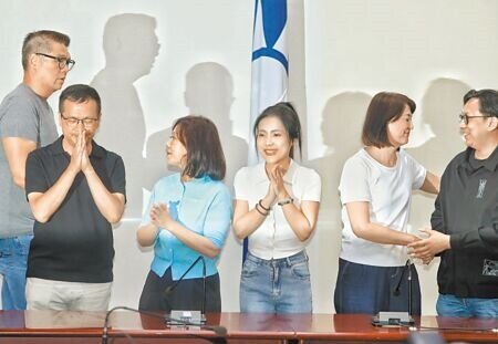 
726大罷免投票結果出爐，24名藍委及新竹市長罷免案全被否決。圖為國民黨立委王鴻薇（右二起）、徐巧芯、李彥秀、羅智強露出愉悅的神情。（王英豪攝）
