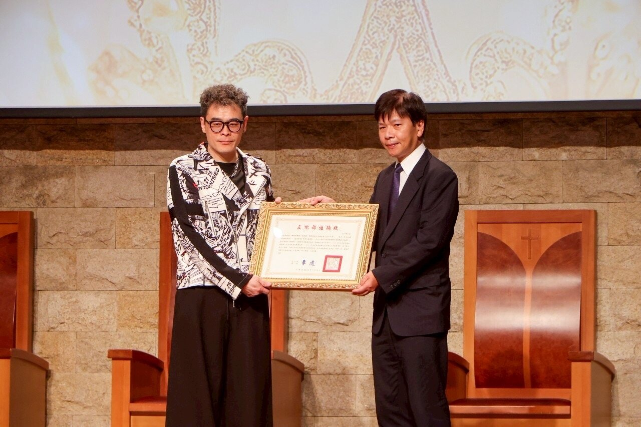 林凱文代表父親接下文化部頒發的旌揚狀。記者沈昱嘉/攝影
