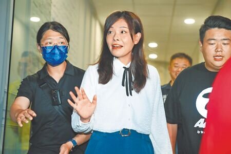 
新竹市長高虹安26日現身反罷總部感謝市民以及志工夥伴支持。（實習攝影記者趙子寧攝）
