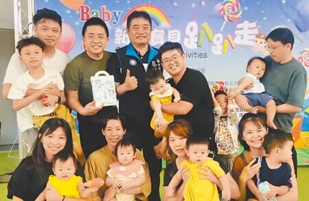 第3屆「新莊寶貝趴趴走」26日在新北市新莊國運動中心登場,吸引不少家長帶小朋友參加,議員蔡健棠(二排左四)到場同歡。(李育攝)
