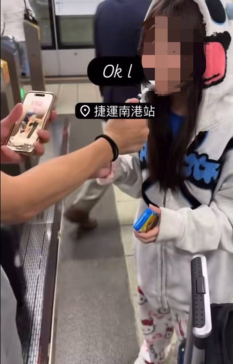 年輕男女在捷運站月台背對保全人員點煙,互嗆「低能兒!瘋子誒,有人在錄影」。圖/擷取自網路