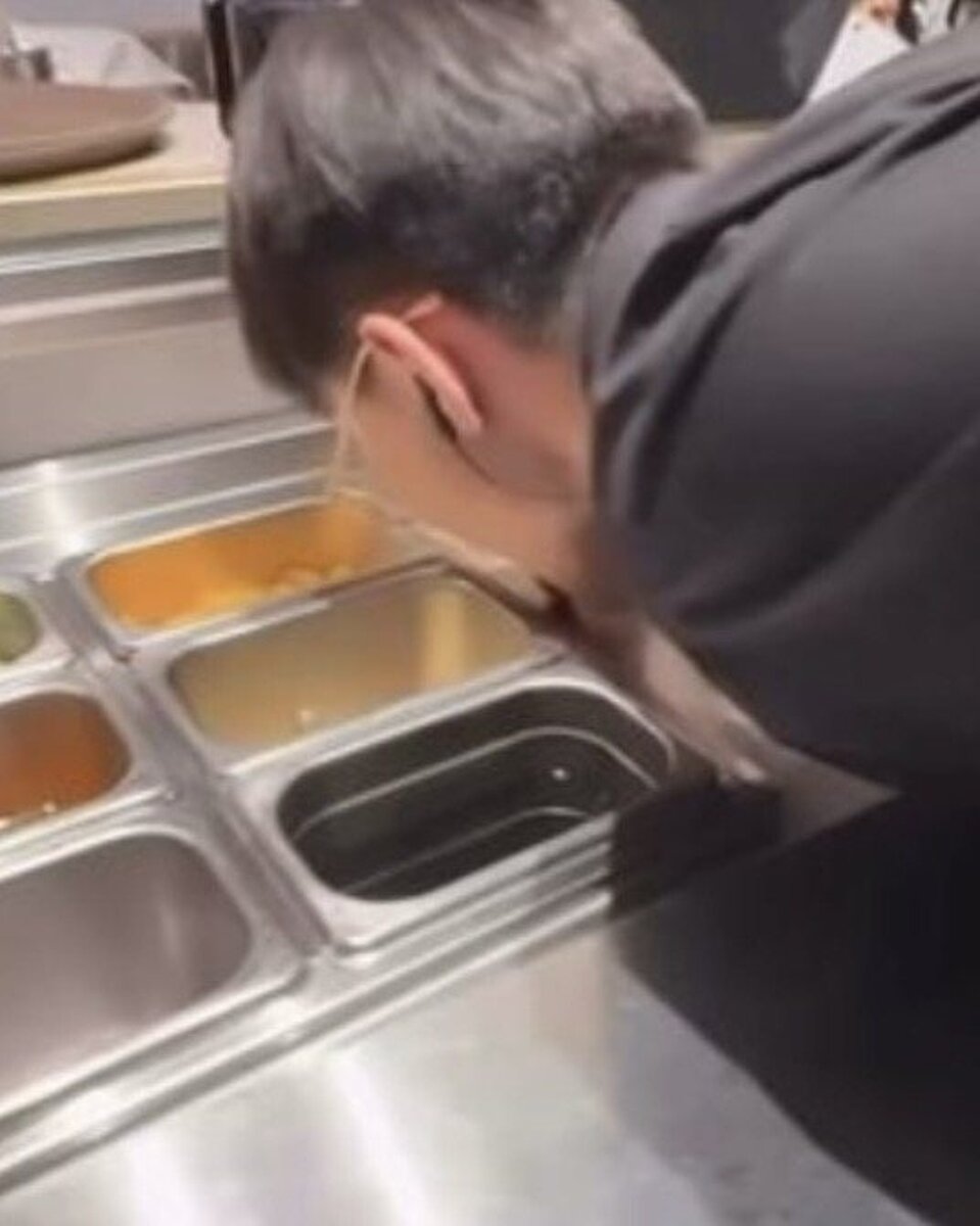 義式餐廳「義式屋古拉爵」員工先舔抹布再舔餐檯,引發網友撻伐。圖/記者郭韋綺翻攝