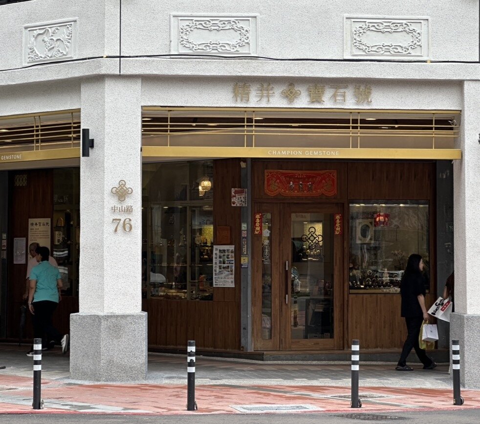 桃園市府推動舊市區招牌更換,在步行的視覺上有新的體驗。圖:都發局提供