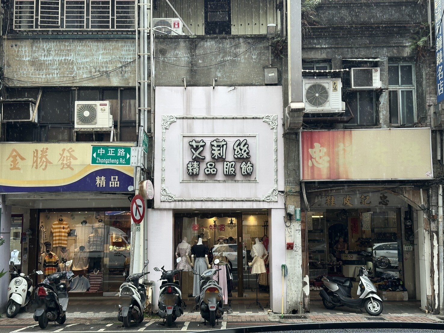桃園舊市區招牌有些已經退色,也缺乏辨識性。圖:都發局提供