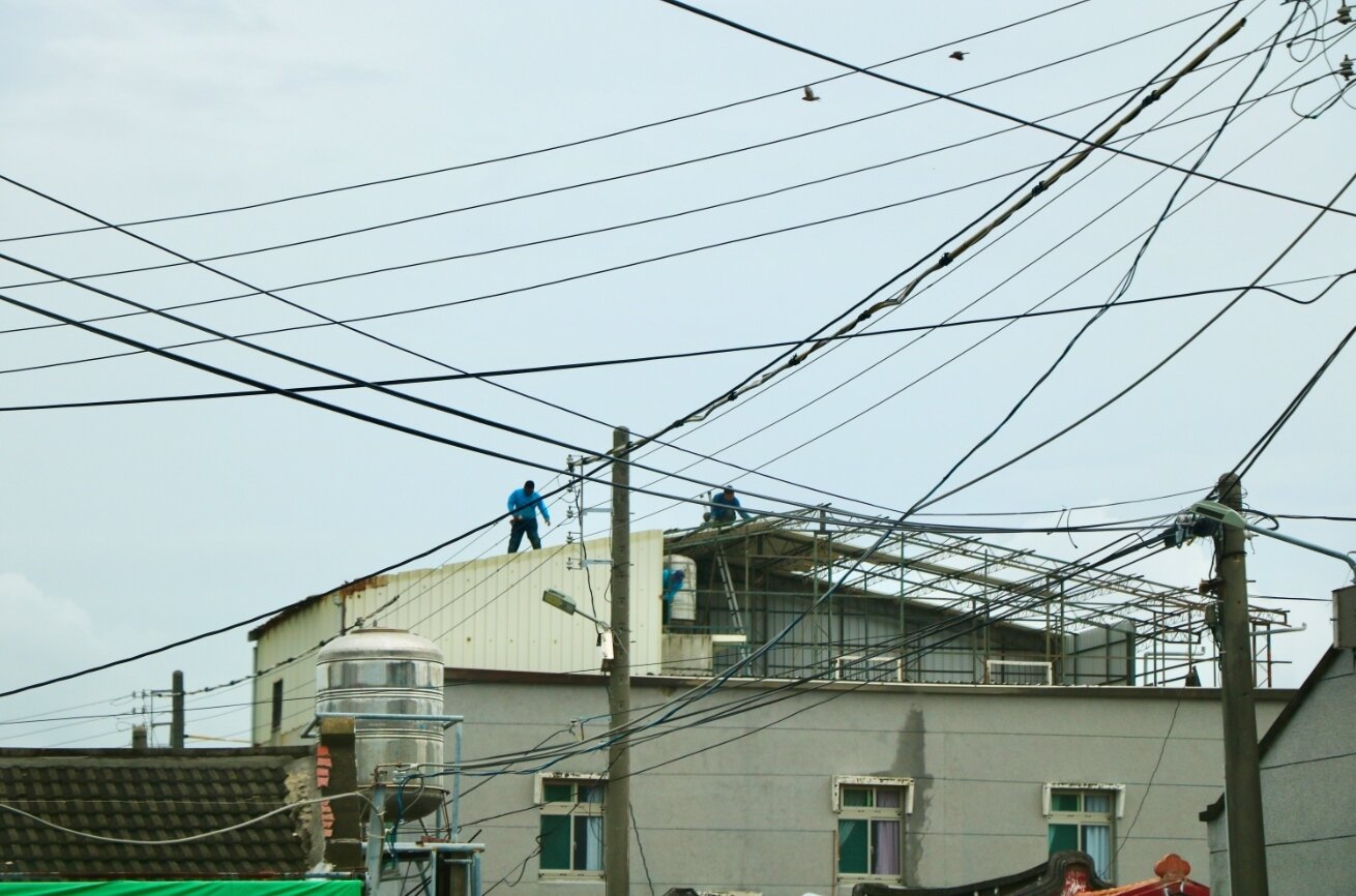 有長者中華電信的室內電話及南天第四台的線路中斷、路燈不亮,老人家表示,雖然線路嚴重損壞,但並不清楚該如何向相關單位反映,也未曾看見任何單位主動前來檢修或協助。本報資料照片