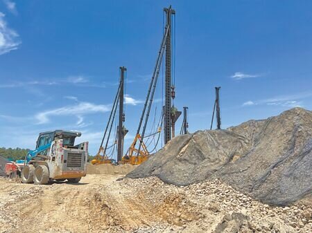 新竹市因建設蓬勃,建築餘土近3年產出量逐年升高。圖為大型工程施工示意圖。(王惠慧攝)