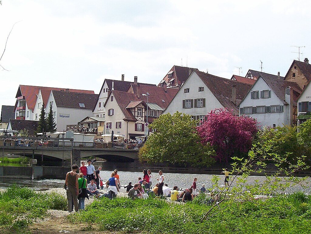 德國南部27日發生火車出軌,造成至少3人死亡、多人重傷,列車殘骸和乘客行李散落一地。圖/維基百科