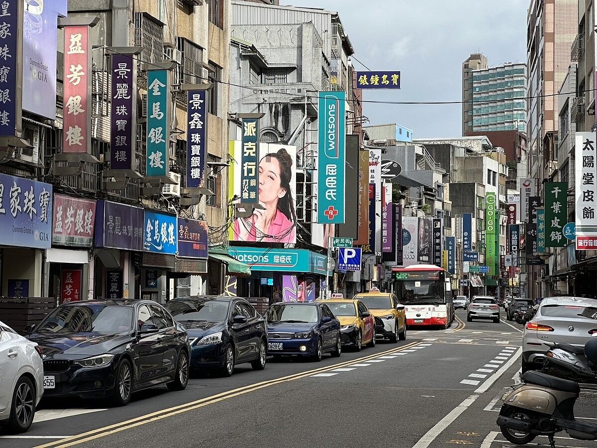 桃園舊市區街景招牌紊亂,市府擬定補助計畫協助業者更新牌面,並擇定桃園區中正路為優先示範區。圖/桃園市都發局提供