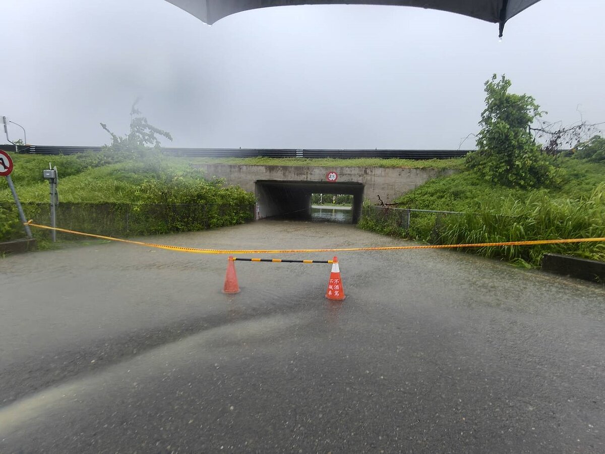 嘉縣水上分局已預警性封閉台82線忠和交流道東西向、嘉175線南北向道路。圖／嘉義縣政府提供