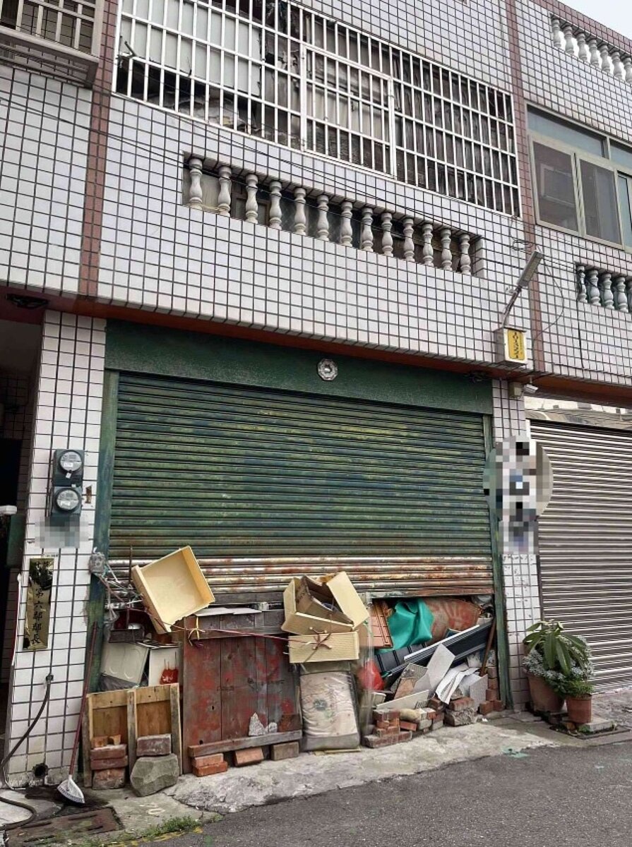 彰化縣伸港鄉有民眾向縣議員賴清美陳情,指住家附近有鄰居長期堆積大量廢棄物,不僅環境髒亂,甚至連鐵門都因雜物過多無法關上。圖/賴清美提供