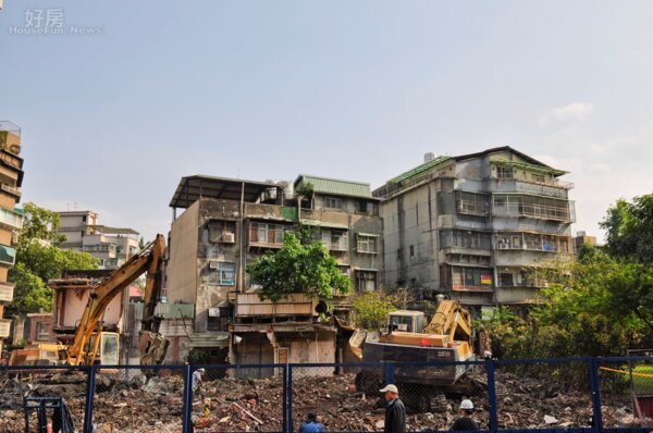 南京東路與遼寧街口老屋拆除改建。(好房News記者 陳韋帆/攝影)