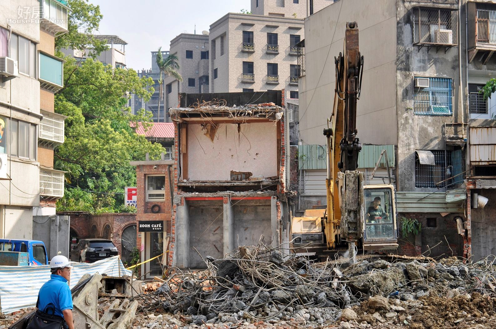 南京東路與遼寧街口老屋拆除改建。(好房News記者 陳韋帆/攝影)