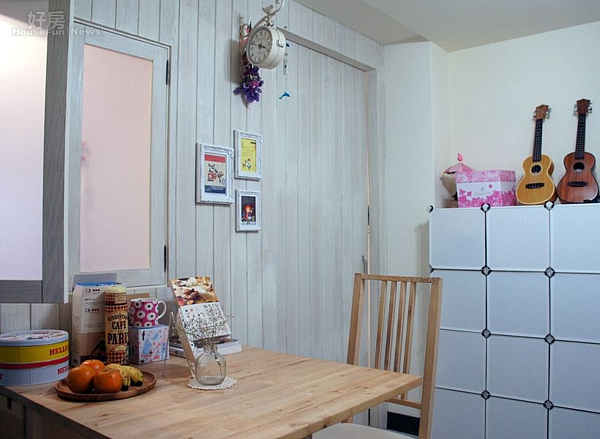 2.將臥室牆面改成充滿鄉村風的感覺,包括吊鐘、相框…等裝飾品都是DIY自行釘上的。