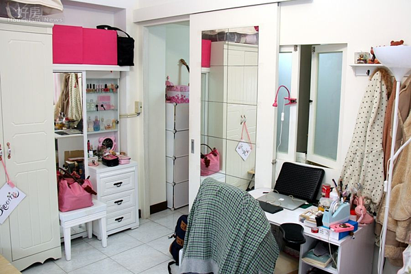 4.整體空間以白色系傢俱為主,一旁的電腦桌是8元哥的工作區。