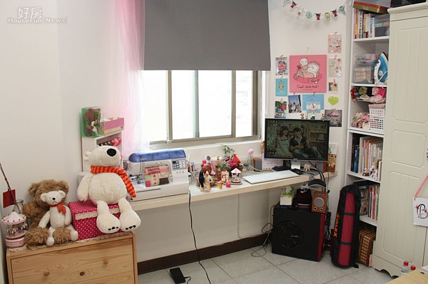 6.靠窗處梯型木桌是公主特地請木工設計的,原本打算營造出咖啡廳氛圍,最後當成個人工作桌使用。