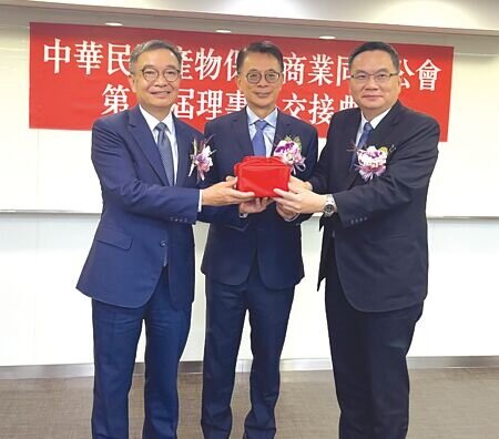 產險公會8月1日改選理監事及理事長,泰安產險董事長李松季(左)交棒給新任理事長陳萬祥(右),由常務監事志佶監交。圖∕黃惠聆