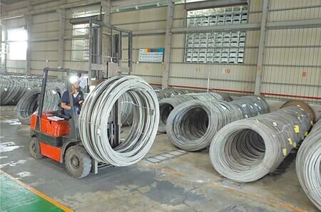 台灣扣件業適用美國《貿易擴展法》第232條款,5月就已受影響,鋼鐵製品關稅達50%;高雄線材盤元商說,關稅加上台幣升值雙重夾擊,擔憂難生存。(本報資料照片)
