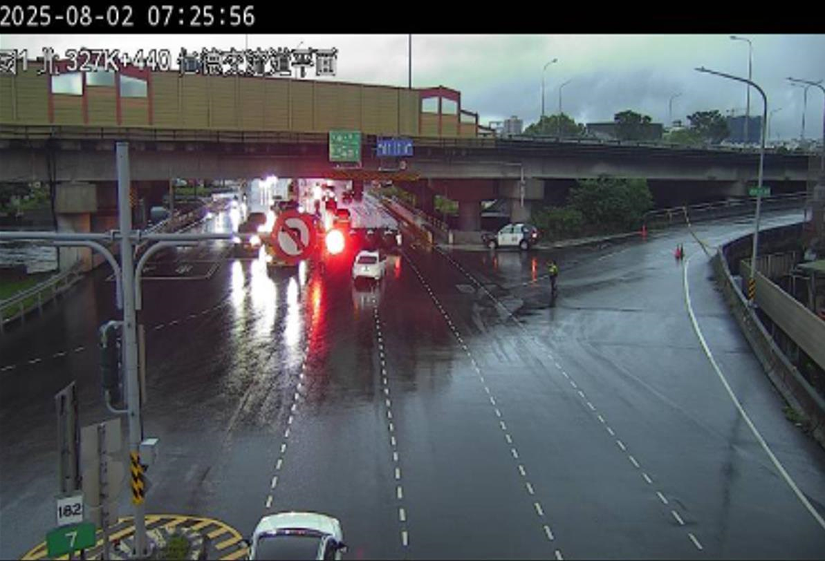 因台南市高速一街路面積水影響，封閉國道1號北上仁德交流道入口匝道及北上仁德交流道A出口匝道（裕農路出口匝道）。圖／取自高公局1968即時路況