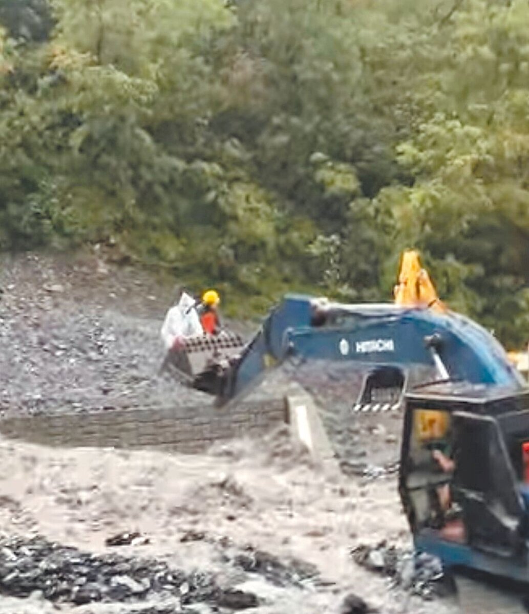 屏東縣霧台鄉長巴正義1日率隊赴大武部落勸導族人預防性撤離兼巡查排水情況，不料遇到涵管橋遭暴漲溪水沖毀，所幸最後搭怪手平安離開。圖為公所同仁。圖／巴正義提供