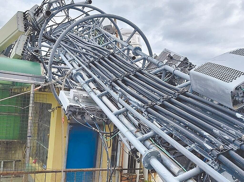 丹娜絲颱風重創嘉義縣內的基地台嚴重受損，造成災區斷訊弱訊。圖／嘉縣府提供