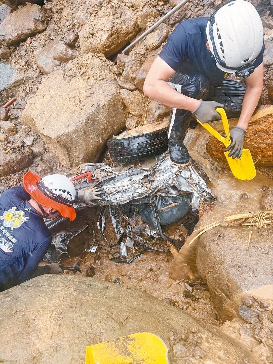 南橫公路墜谷現場發現扭曲車體被夾在巨石的岩縫中,車內已灌滿黃泥及石塊,只能靠徒手挖掘。圖/記者巫鴻瑋翻攝