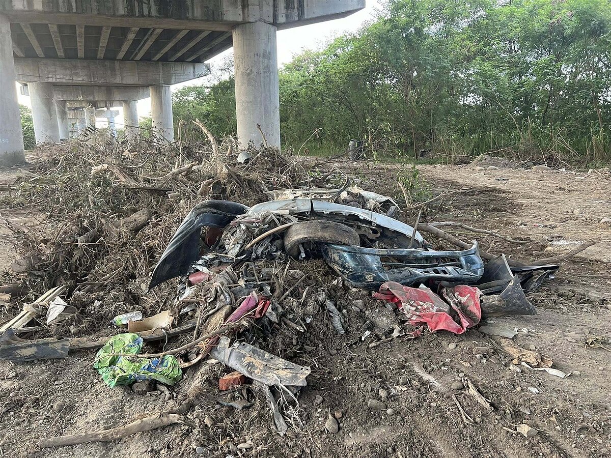 新竹左岸經國大橋至水源生態池橋下及堤上空間建置計畫新建工程於今年7月4日開工,未料竟挖出12年前被偷倒的大量廢棄物。圖/曾資程提供
