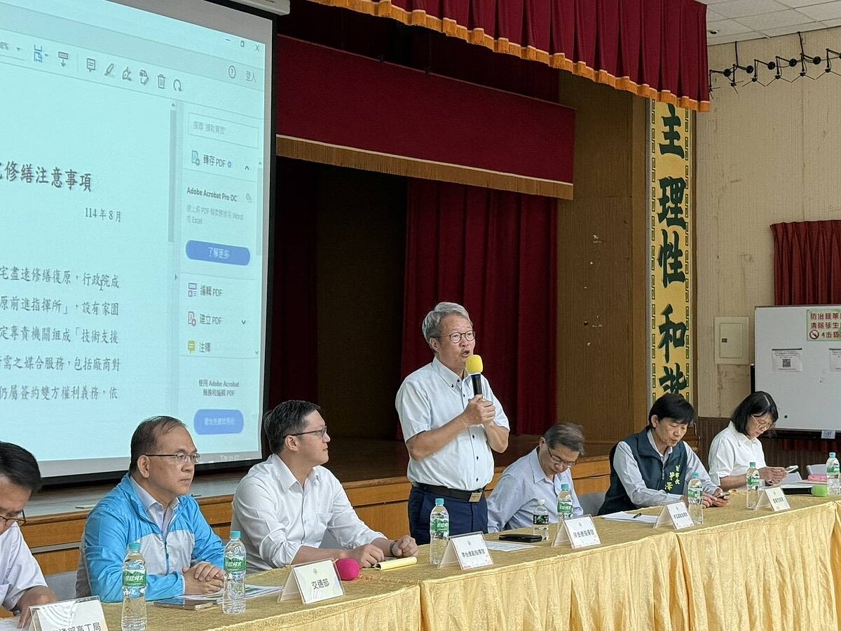 行政院雲嘉南前進指揮所指揮官陳金德1日前往災區公所,與第一線公務人員開會並聽取受災戶的心聲。圖/行政院提供