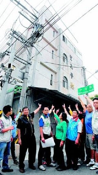 居民懷疑社區內一棟透天厝頂樓裝設的基地台電磁波,造成居民電腦不正常開啟,以及健康問題。(記者陳宏睿/攝影)