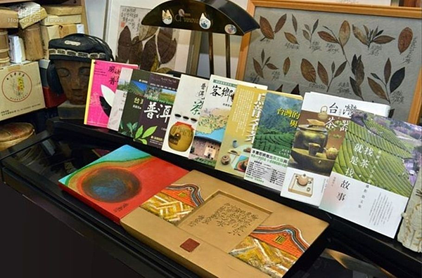 4.桌上擺放著吳德亮寫茶的相關書籍。