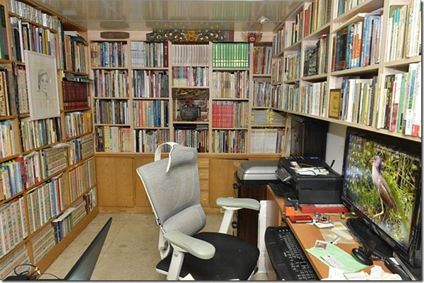 5.吳德亮的工作區,裡頭滿滿的藏書。
