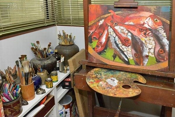 6.角落有著各式畫筆,方便吳德亮作畫。